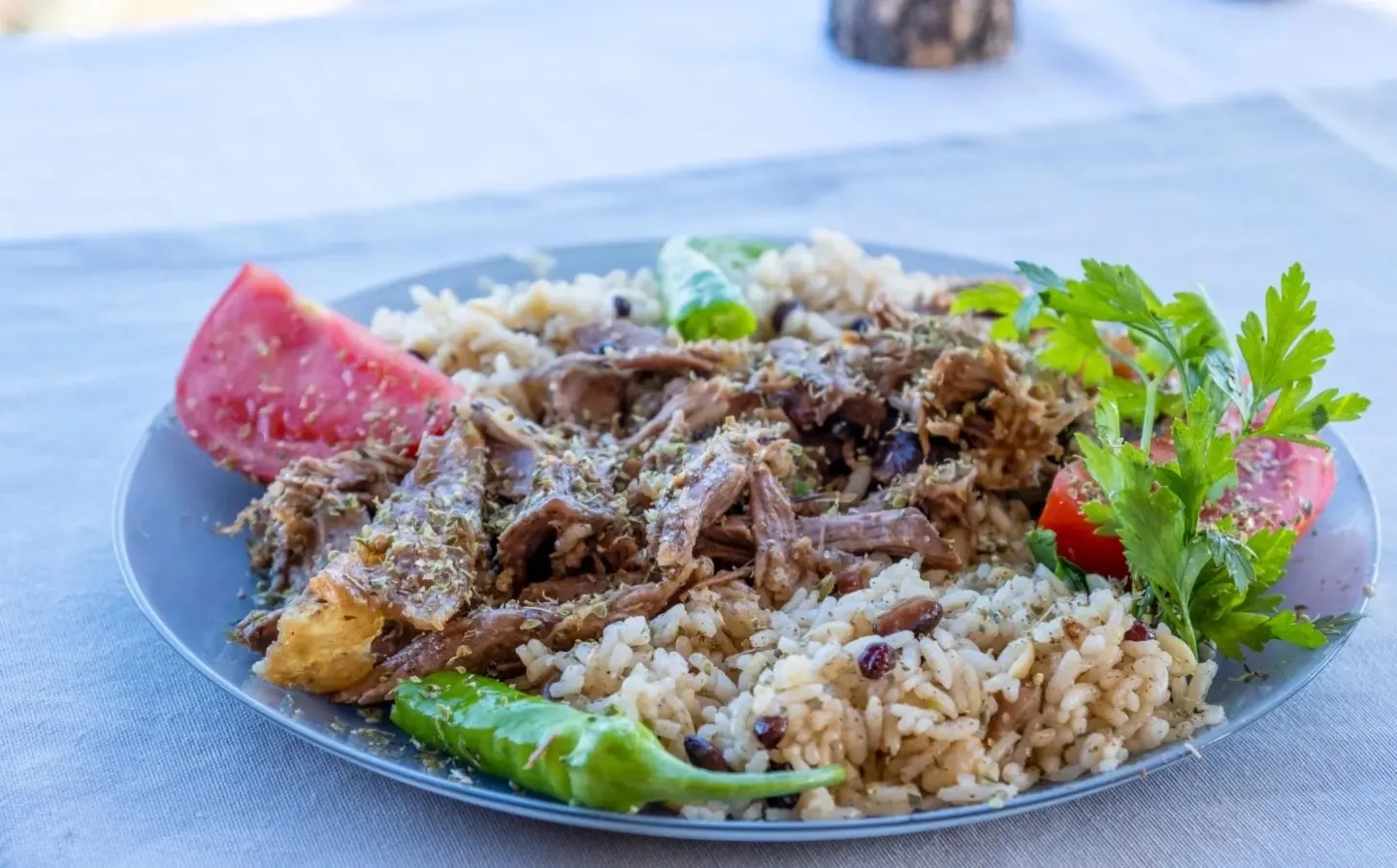 Tabakta kuzu tandır, iç pilav ve karpuz dilimi