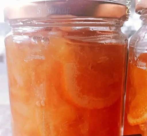 Kavanozda mandalina ve portakal karışımı reçel, dilimler görünüyor